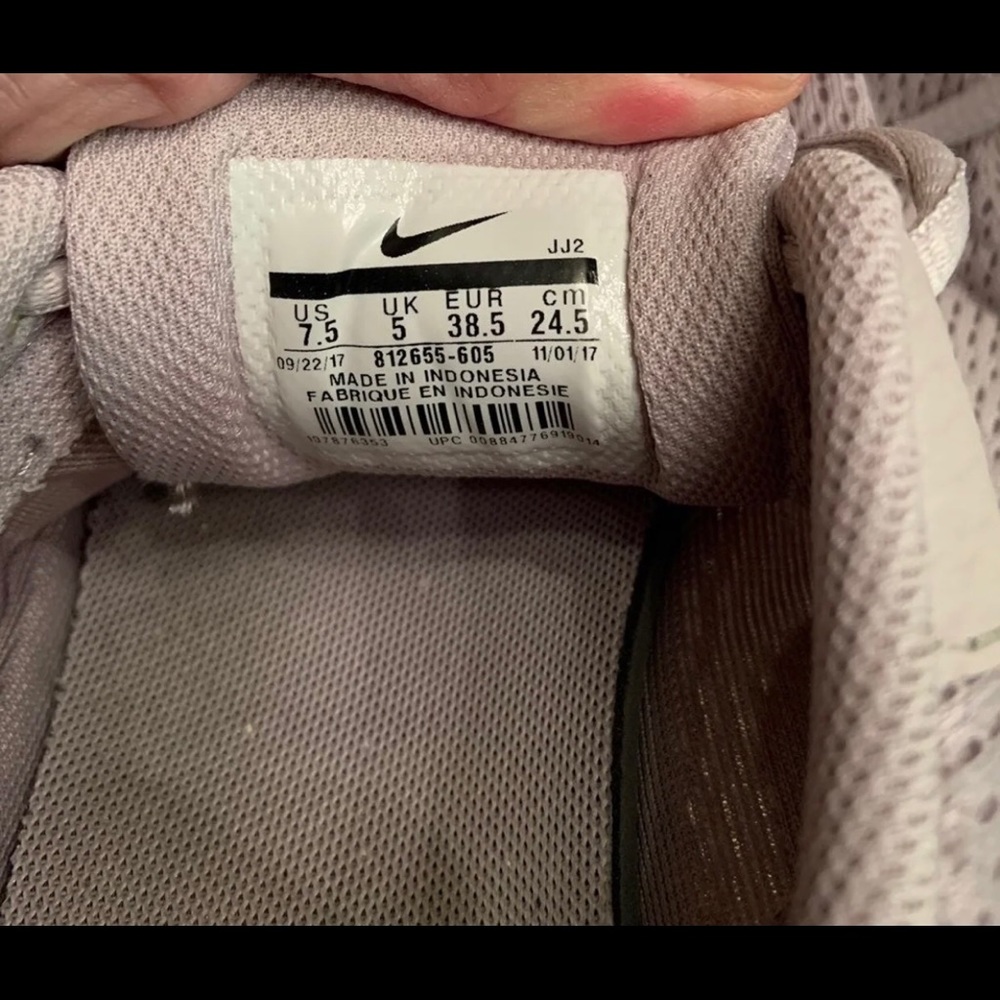 Nike shoes - Picture 3 of 4